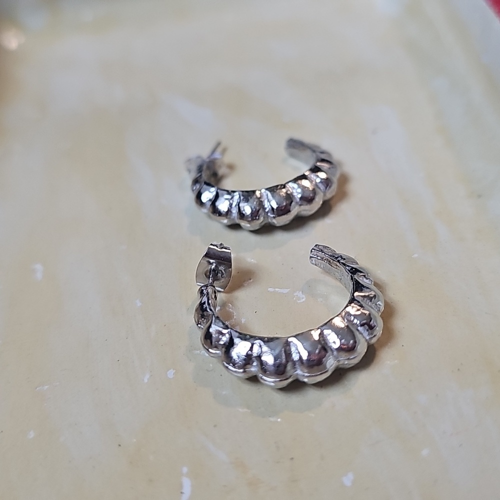 Silver Scalloped 1-Inch Hoop Earrings - Picture 4 of 8